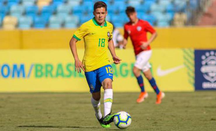 Após veto do Flamengo, CBF convoca meia do Grêmio para o lugar de Reinier
