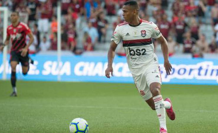 Jorge Jesus encontra brechas para lançar novos garotos no Flamengo