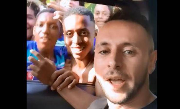 Rafinha compartilha vídeo cantando funk com meninos no trânsito do Rio