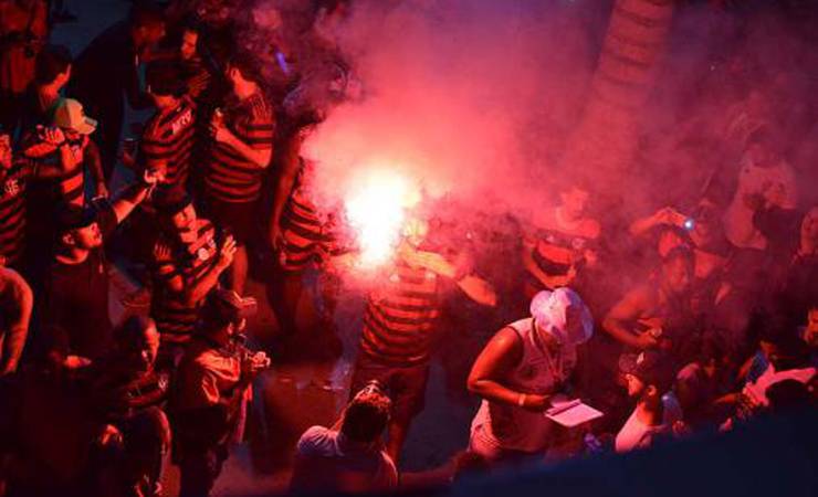 Pré-jogo! Torcida do Flamengo faz festa no Maracanã. Assista ao vídeo!