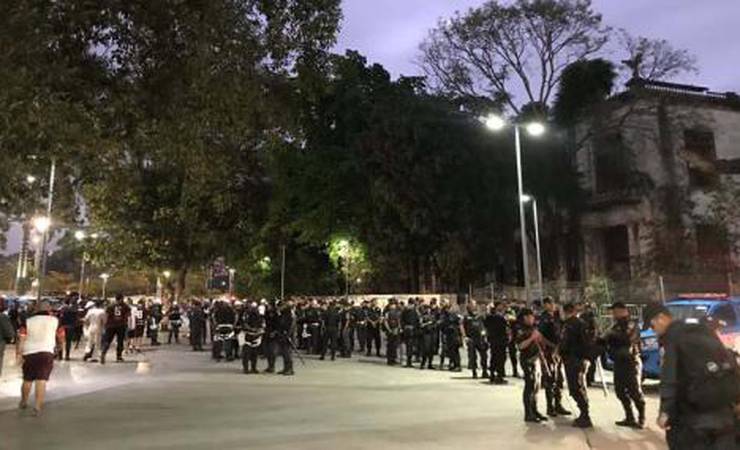 Polícia age e contém tentativa de invasão no Maracanã antes do Flamengo x Grêmio