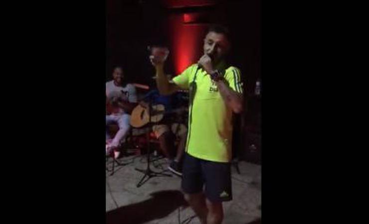 Rafinha improvisa samba e provoca Renato Gaúcho: 'Falou muita besteira'