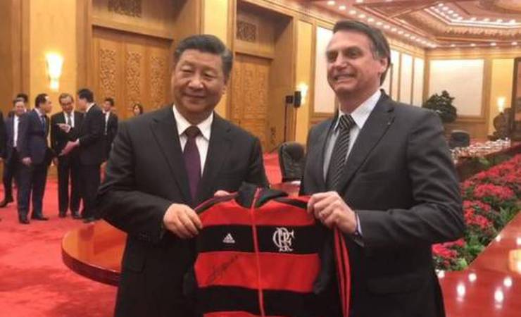 Bolsonaro entrega agasalho rubro-negro ao presidente da China: '1,3 bilhão de chineses serão Flamengo'