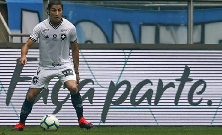 Marcinho sofre entorse no joelho e não joga contra o Flamengo