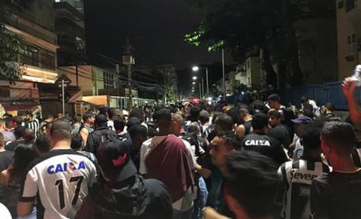 Policiamento reforçado e clima hostil marcam pré-jogo de Botafogo e Flamengo no Niltão
