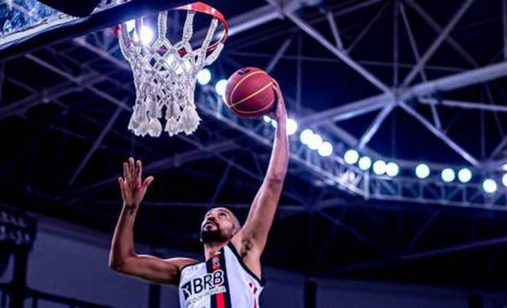 Marquinhos brilha e Flamengo domina Pato Basquete no NBB