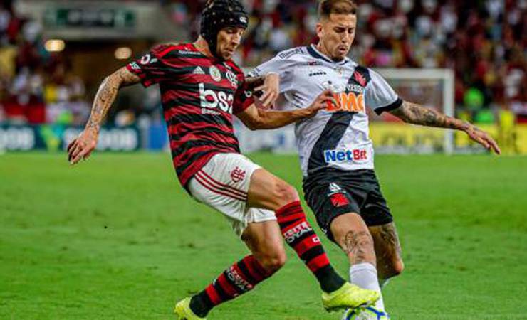 Com duas viradas, Flamengo e Vasco empatam em jogão de oito gols