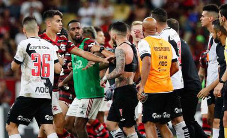 Muito além do adiamento: frases marcantes e chocolates são algumas das polêmicas do Vasco x Flamengo
