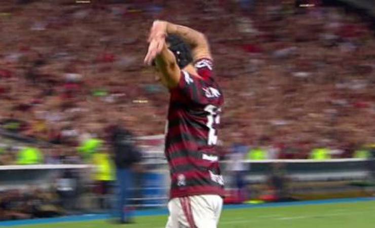 Comemoração de Rafinha 'à lá Edmundo' recebe cutucadas de torcedores na Internet