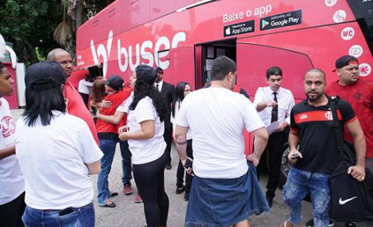 Estrada afora e ingressos no cofre: ônibus rumo a Lima partem do Rio