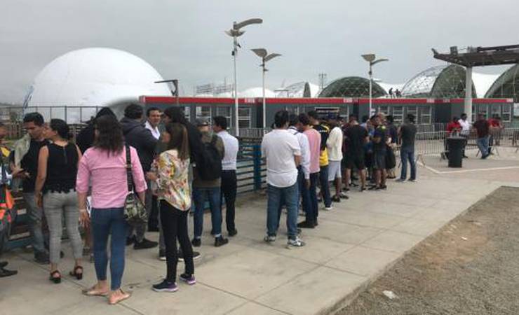 Após primeiro dia caótico, retirada de ingressos da torcida do Flamengo é normalizada em Lima