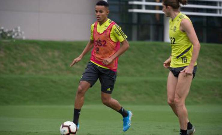 Dois dias após ser herói do Mundial Sub-17, Lázaro se junta ao elenco profissional para treino
