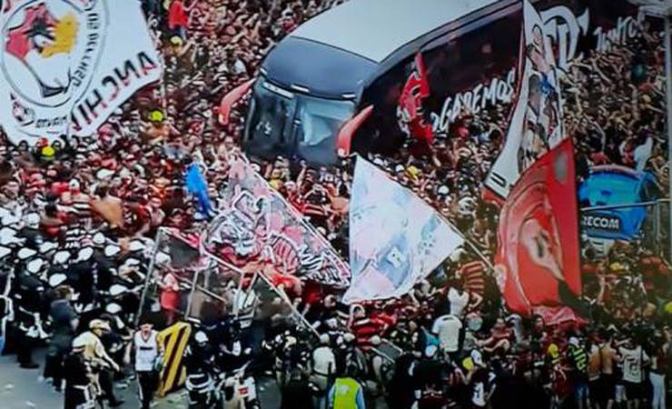 Confusão na chegada do Flamengo ao Galeão causa conflito entre torcedores e Polícia Militar