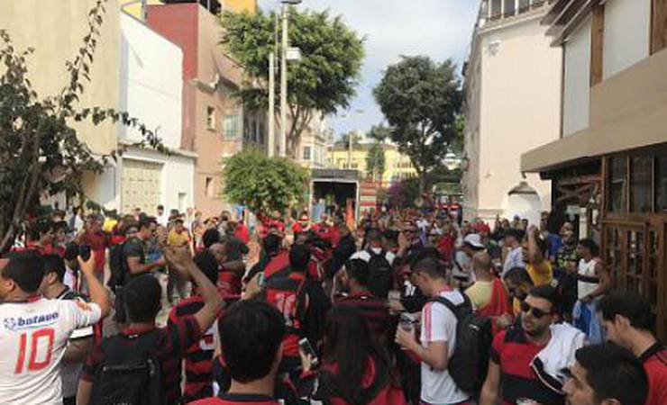Rubro-negros ‘tomam’ rua em Lima; grupo de torcedores sai da Austrália pela final