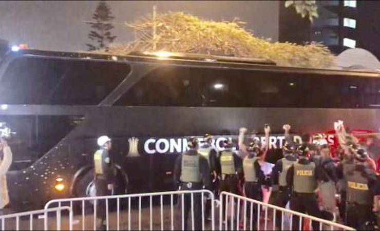 Com segurança reforçada, time do Flamengo chega à Lima para decisão