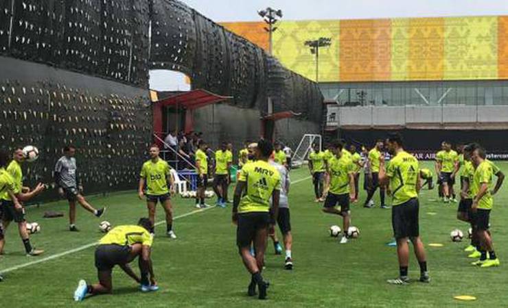 Clima leve e elenco completo: o primeiro treino do Flamengo em Lima