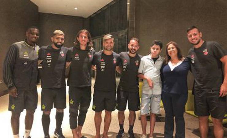 'Torcedor do Ano', palmeirense Nickollas Grecco visita atletas do Flamengo, em Lima