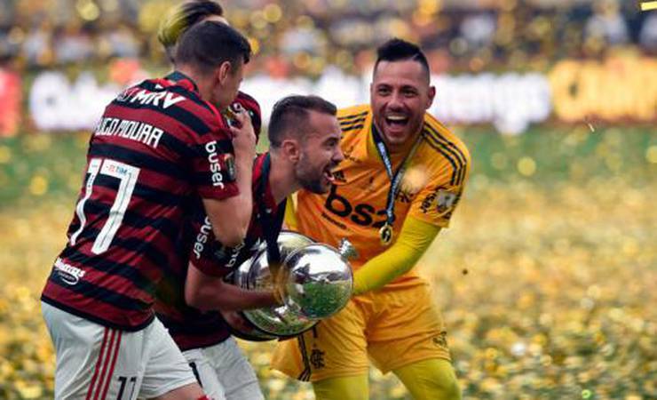 Fogos, gritos e emoção... rubro-negros vão à loucura com reprise de final da Libertadores