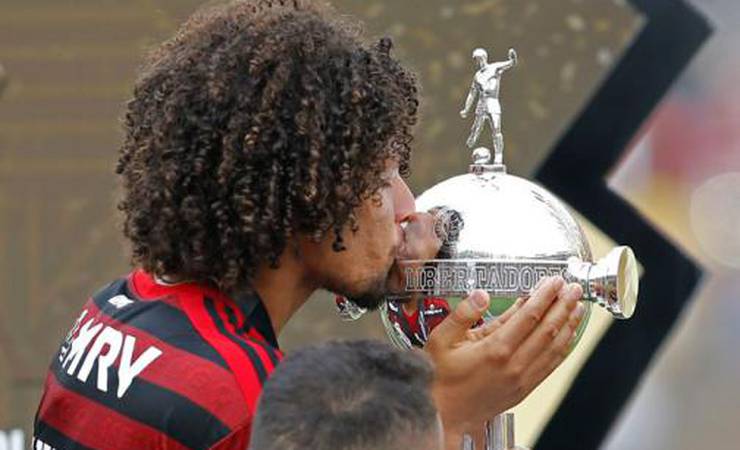 Arão responde se já pensou em deixar o Flamengo e sobre batidas de falta