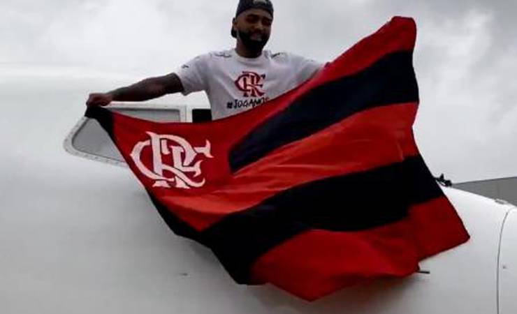 Sob clima de festa no Galeão, elenco do Flamengo chega ao Rio de Janeiro