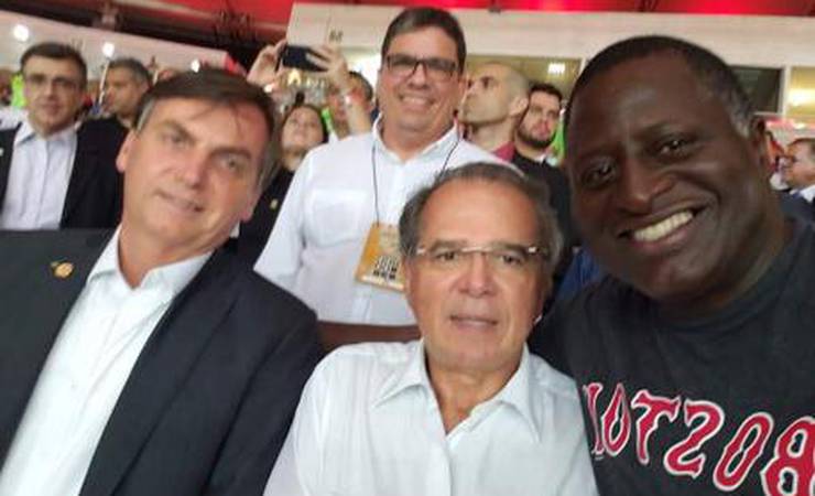 Entre vaias e aplausos, Bolsonaro vê jogo do Flamengo no Maracanã