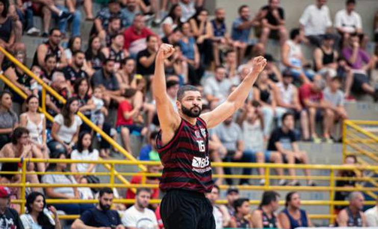 Com emoção até o fim, Fla vence o Franca e assume a liderança do NBB