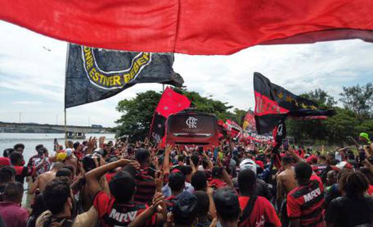 'E agora o seu povo': Nos braços da torcida, Flamengo embarca para o Mundial no Qatar