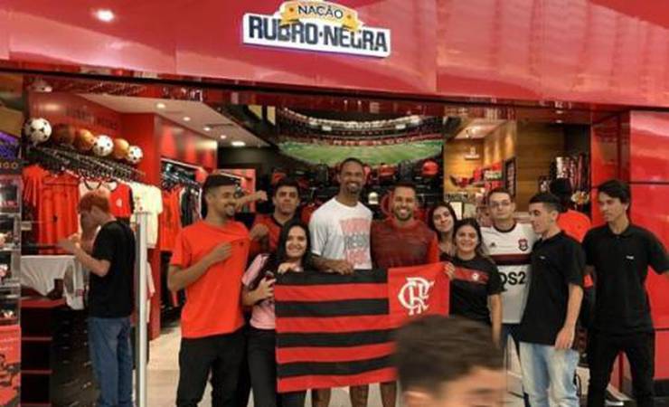 Goleiro Bruno agradece carinho de torcedores do Flamengo: 'Muito feliz'