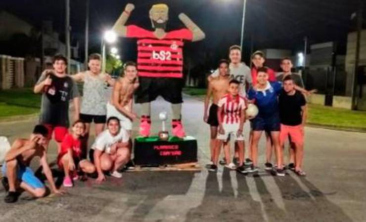 Rivais provocam torcedores do River com boneco de Gabigol em celebração de fim de ano