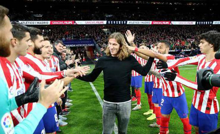 Filipe Luís é homenageado antes de jogo do Atlético de Madrid na La Liga