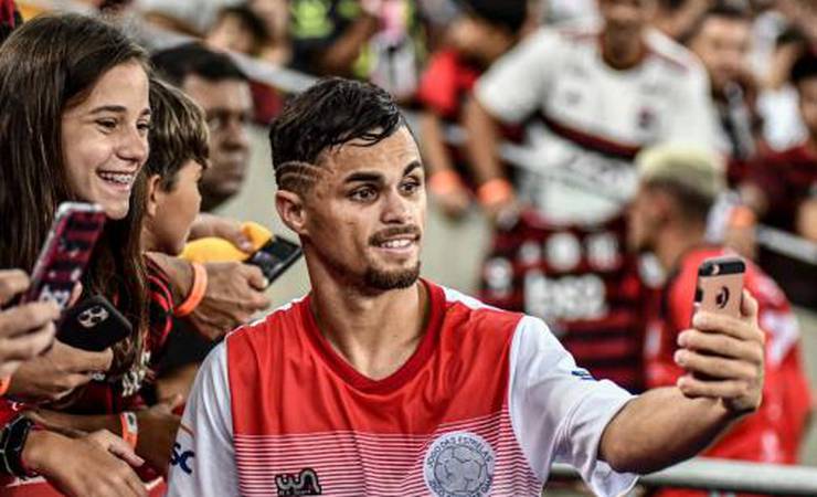 Perto de ser anunciado pelo Flamengo, Michael visita o Ninho