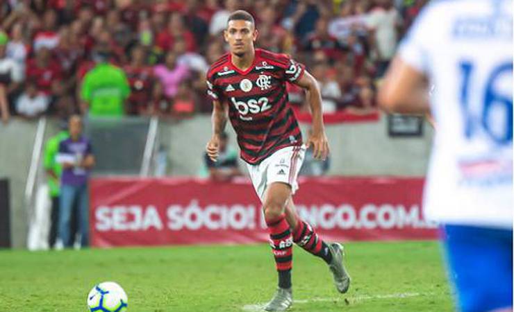 Flamengo encaminha a venda de Vinícius Souza; Lincoln deve ser o próximo a sair