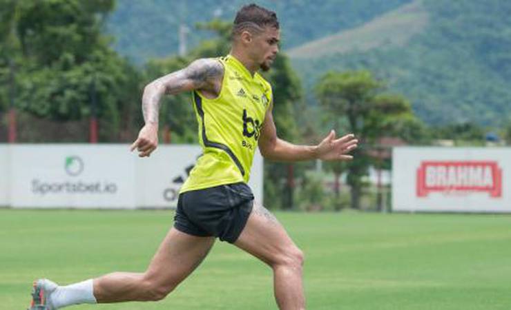 Antes de ser apresentado, Michael treina com bola no Ninho do Urubu