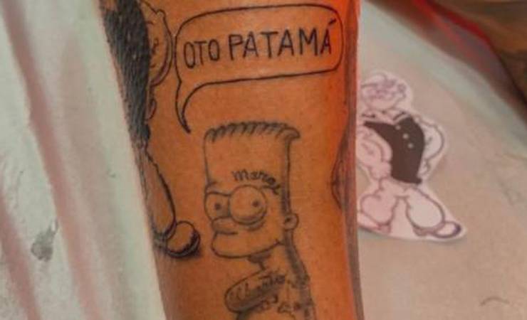 Gabigol inova e faz tatuagem com a frase 'Oto Patamá'