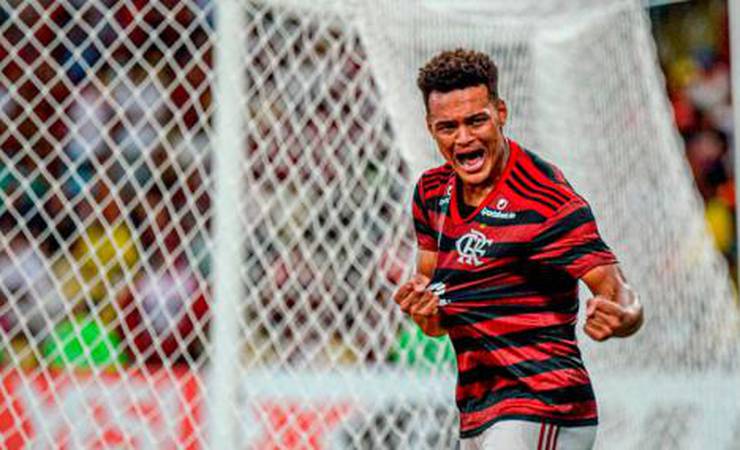 Rodrigo Muniz, após primeiro gol como profissional do Flamengo: 'Essa torcida é sacanagem'