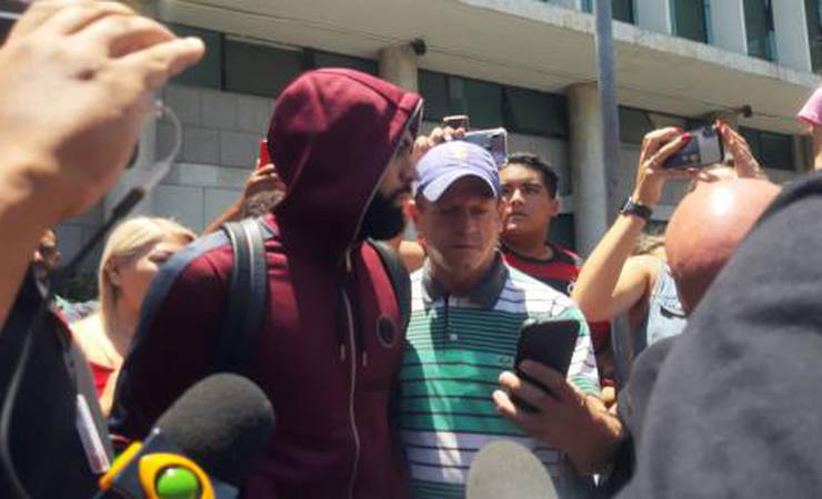 Com permanência no Flamengo acertada, Gabigol desembarca no Rio e se reapresenta no Ninho do Urubu
