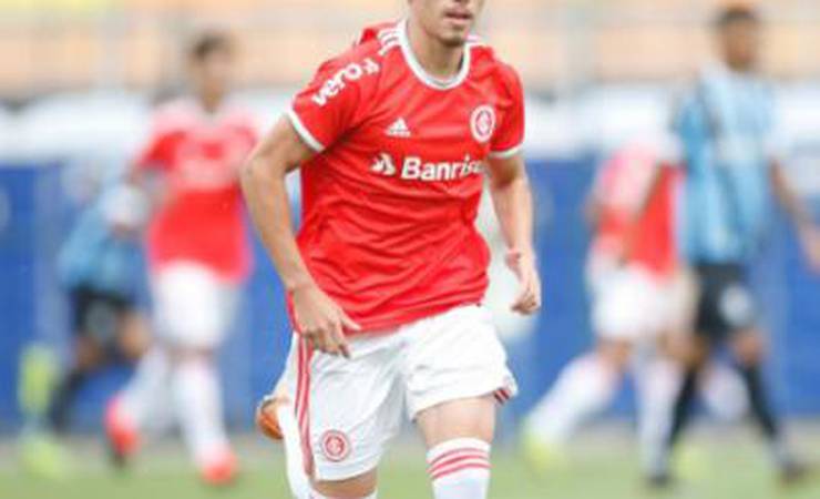 Campeão da Copa SP, lateral do Internacional comenta relação com Rafinha: 'Minha inspiração'