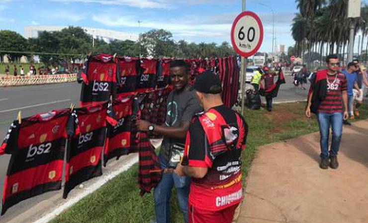 Novas camisas falsas do Flamengo são vendidas no entorno do Mané Garrincha