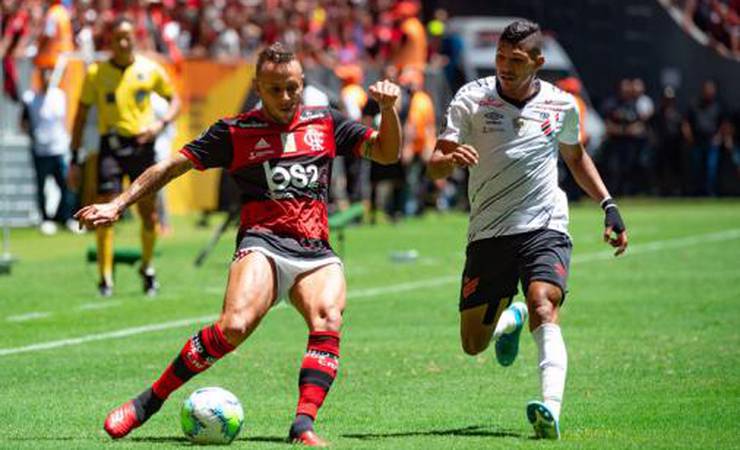 Rafinha mostra fôlego de garoto para vencer duelo com outro 'motoqueiro'