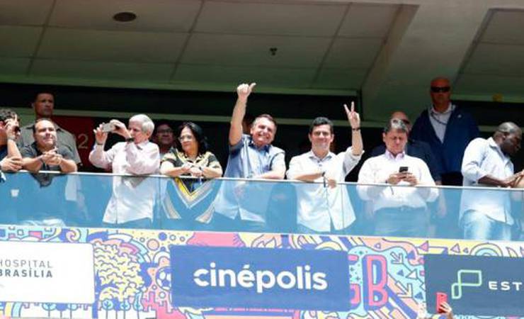 Junto a ministros, Jair Bolsonaro assiste à final da Supercopa entre Flamengo e Athletico, no DF