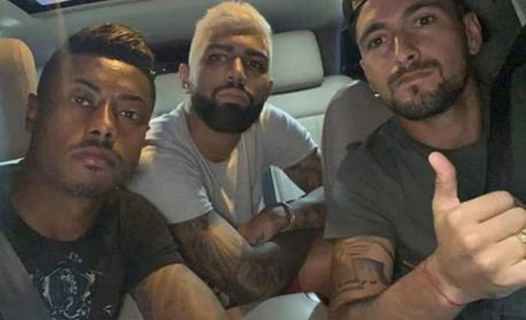 Sósias do Flamengo recriam foto de trio ofensivo e torcedores matam saudade do futebol