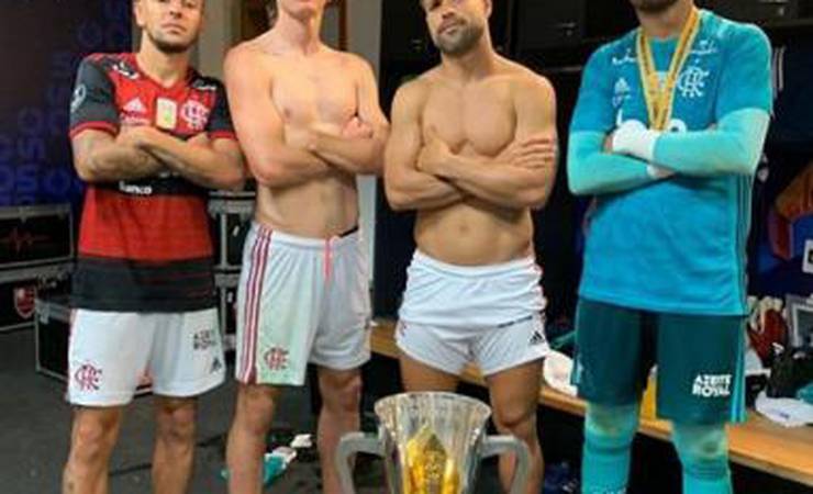Diego valoriza título da Supercopa, e Filipe Luís deixa estádio com o troféu
