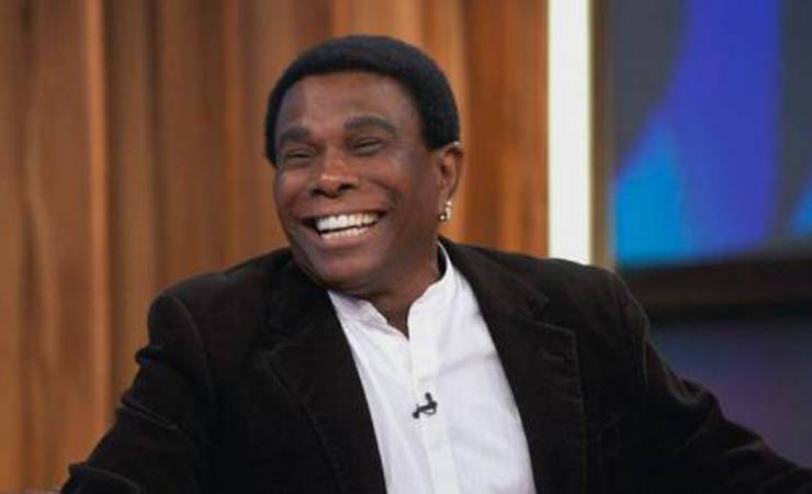 Neguinho da Beija-Flor fala de samba 'Domingo, vou ao Maracanã' e critica: 'Estragaram o estádio'