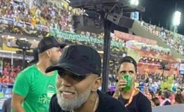 Após gol do título, Gabigol curte carnaval no Sambódromo do Rio