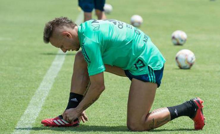 Rafinha e Filipe Luís vão a campo e agilizam tratamento para a estreia do Brasileiro