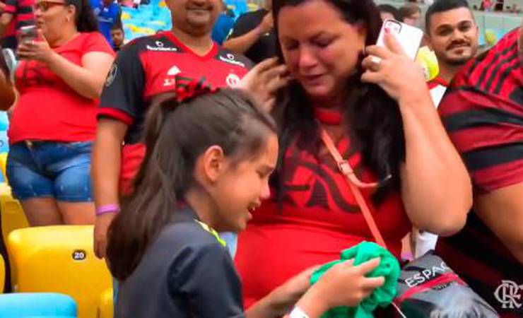 Torcedora do Flamengo se emociona após receber camisa de Gabigol