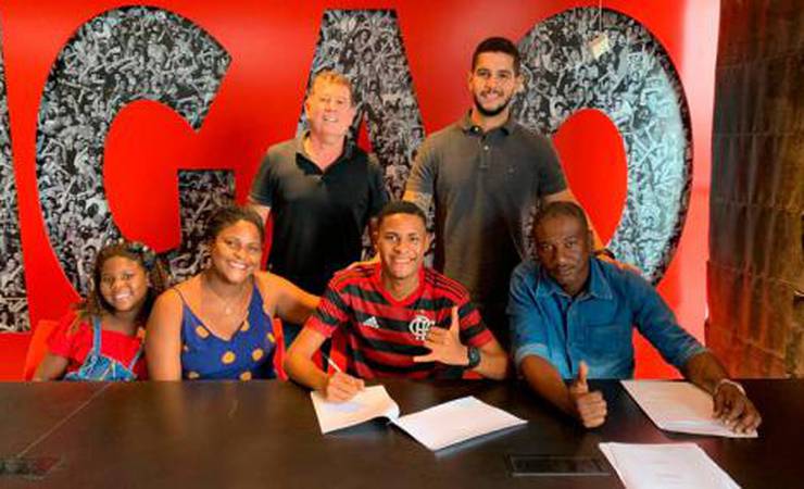 Lateral de 18 anos renova com o Flamengo e passa a ter multa de R$ 348 milhões