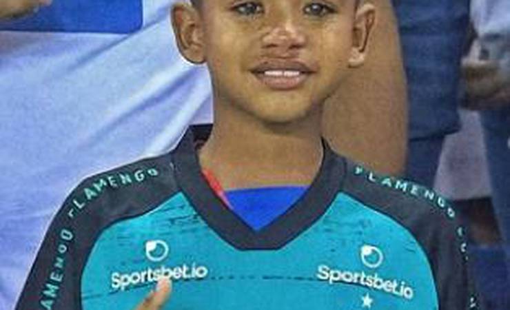 Torcedor mirim do Junior Barranquilla recebe camisa de Gabigol e chora de emoção