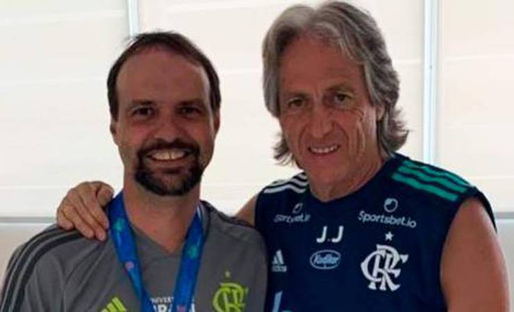 Mister oferece medalha de campeão da Taça Guanabara a Maurício Souza