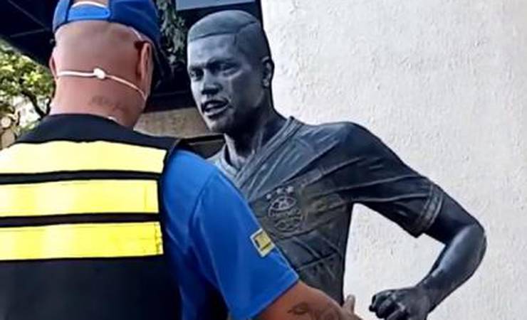 Tempos de pandemia: estátua de Pedro Rocha é higienizada em Porto Alegre